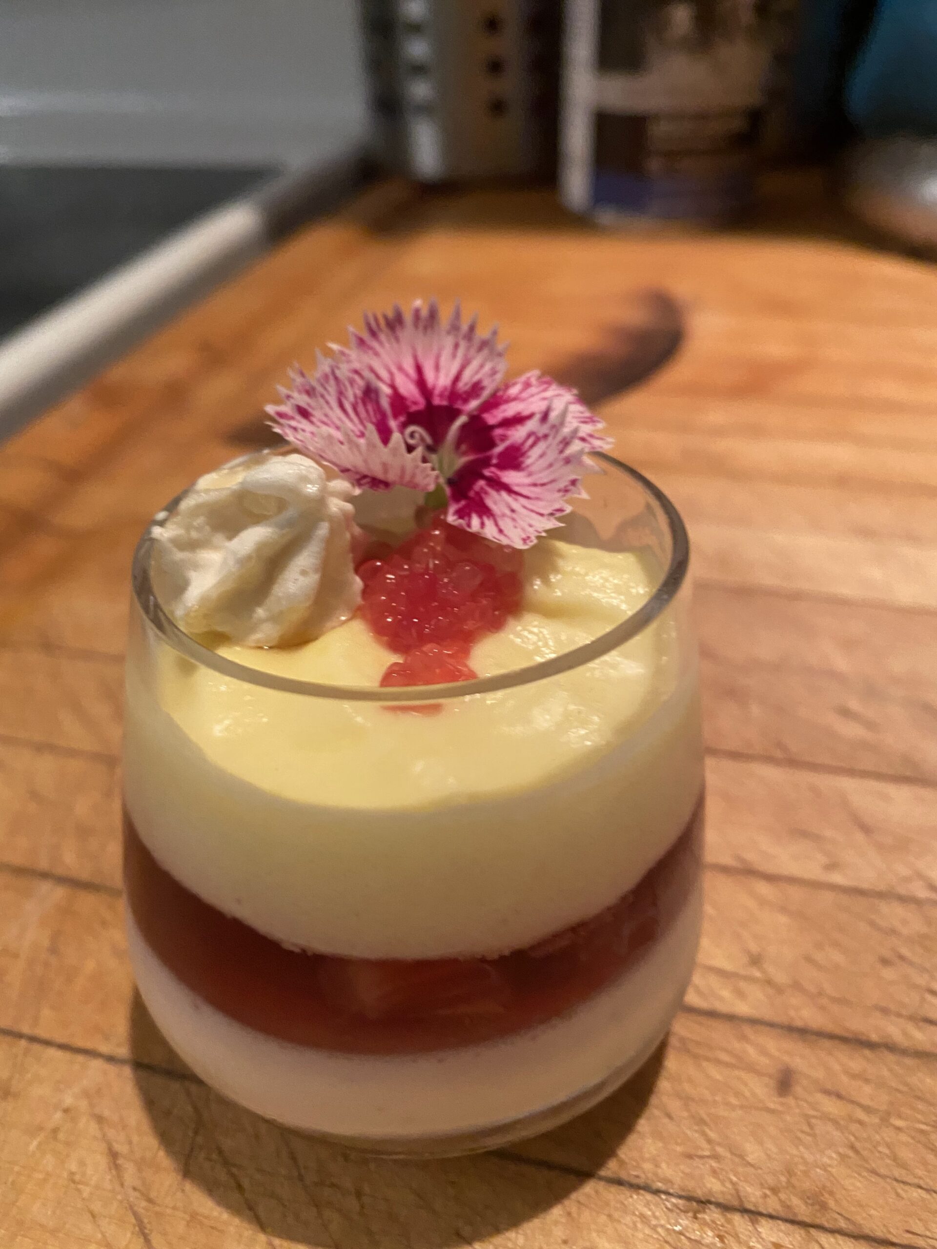 Verrine fraise et hibiscus au chocolat blanc par Le tour du Chef